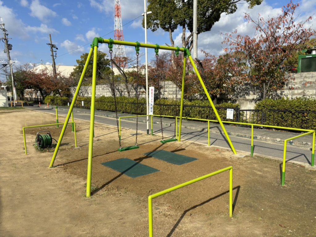 フィオレハウス四條畷 with Parkに隣接する公園の遊具（ブランコ）